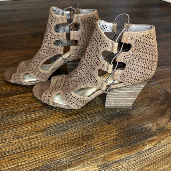 Vince Comuto Corbina sz 7 boho leather laser cut smoke taupe block heel booties - Picture 2 of 11